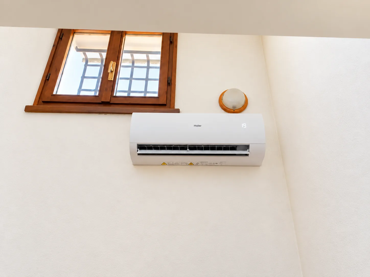 Unità interna Haier installata sotto una finestra