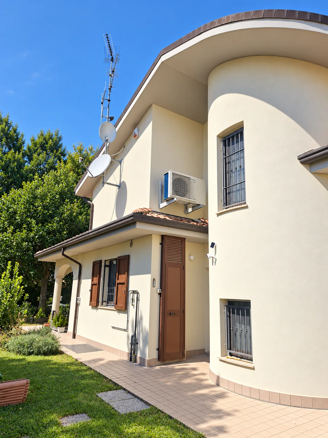 Villa con unità esterna Daikin sopra il passaggio